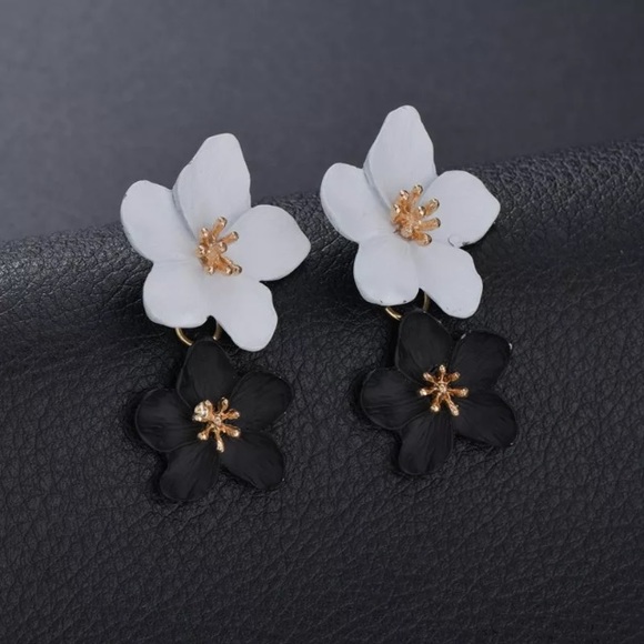 RESTOCKED Boho black/white double flower - Picture 2 of 5